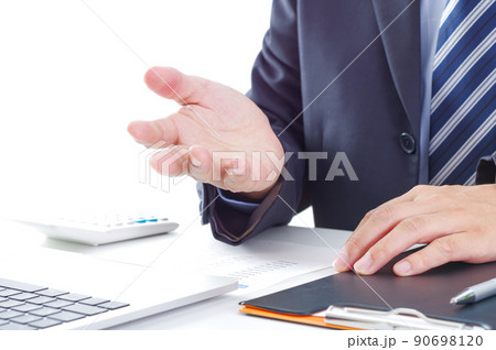 パソコンの前で手振りで話すスーツ姿の男性 パソコンの前で手振りで話すスーツ姿の男性 90698120