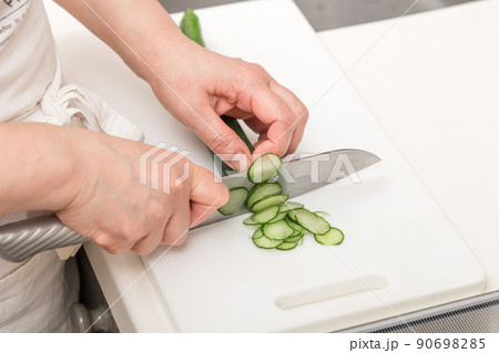 【キュウリを三徳包丁で超薄輪切り】 90698285