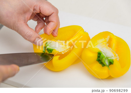 【パプリカ黄色を三徳包丁で切る　種】 90698299