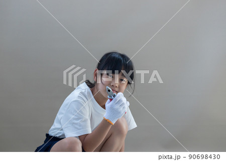 夏の自宅でニッパーを持って作業している小学生の女の子の様子 夏の自宅でニッパーを持って作業している小学生の女の子の様子 90698430