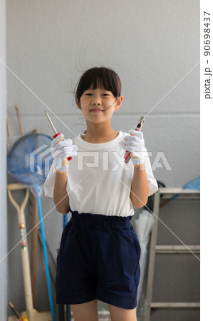 夏の自宅で工具箱を持って作業している小学生の女の子の様子 夏の自宅で工具箱を持って作業している小学生の女の子の様子 90698437