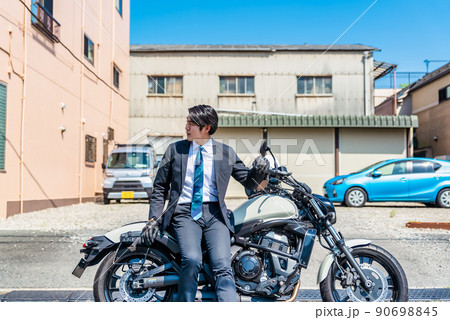 バイク通勤をする会社員　東京 90698845