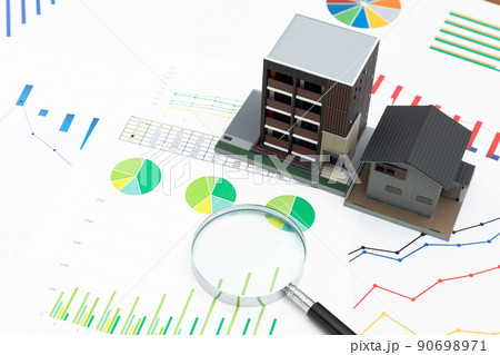 住宅模型とグラフと虫眼鏡 90698971