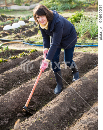 Young woman using a chopper treats the beds 90699056