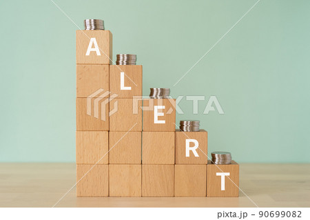 アラートのイメージ｜「ALERT」と書かれたブロックとコイン 90699082