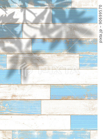 青と白のウッドデッキとプルメリアの葉影、涼しげな夏のイメージ 90699570