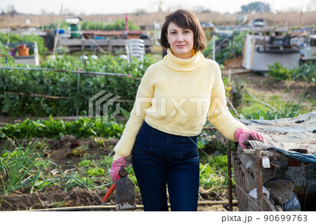 Portrait of woman in garden 90699763
