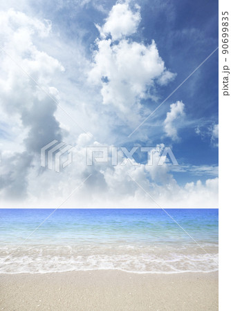 澄み切った夏の空、美しいビーチと入道雲の風景 澄み切った夏の空、美しいビーチと入道雲の風景 90699835