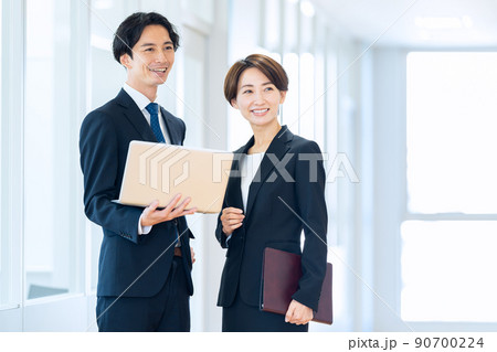 会議　チーム　パソコン　ビジネス　ビジネスマン　オフィス　撮影協力：中央工学校附属日本語学校 90700224