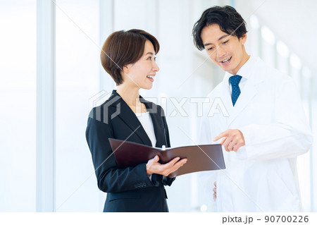 病院　医師　MR　医薬情報担当者　医者　撮影協力：中央工学校附属日本語学校 90700226