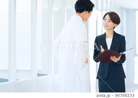 病院　医師　MR　医薬情報担当者　医者　撮影協力：中央工学校附属日本語学校 90700233