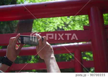 スマートフォンで写真撮影をするイメージ(屋外・観光地) スマートフォンで写真撮影をするイメージ(屋外・観光地) 90700355