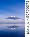 朝霧の出た山中湖と冠雪した富士山 90700378