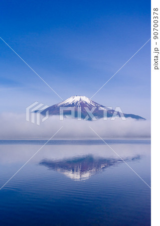 朝霧の出た山中湖と冠雪した富士山 朝霧の出た山中湖と冠雪した富士山 90700378