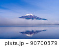 朝霧の出た山中湖と冠雪した富士山 90700379