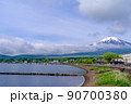 朝霧の出た山中湖と冠雪した富士山 90700380