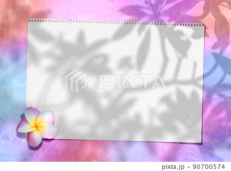ピンクの背景とスケッチブックに、プルメリアの花と葉のシルエット 90700574