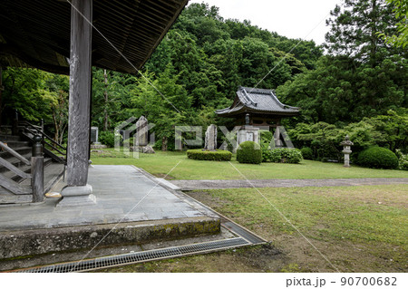 板敷山大覚寺本堂側から望むの親鸞聖人銅像と鐘楼  90700682