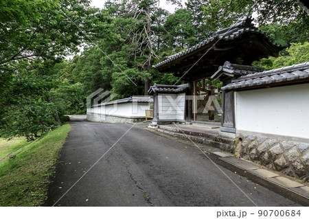 浄土真宗本願寺派の板敷山大覚寺の白壁が見事な参道 90700684