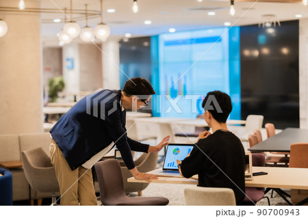 調査をもとに報告書を作成するビジネスチーム 90700943