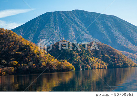 【栃木県・奥日光】千手ヶ浜 中善寺湖畔に映し出す秋紅葉 10月 【栃木県・奥日光】千手ヶ浜 中善寺湖畔に映し出す秋紅葉 10月 90700963