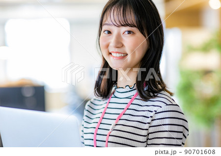 女性　エンジニア 90701608