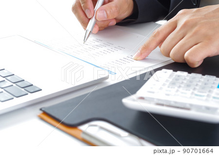 書類をチェックする男性の手元 90701664