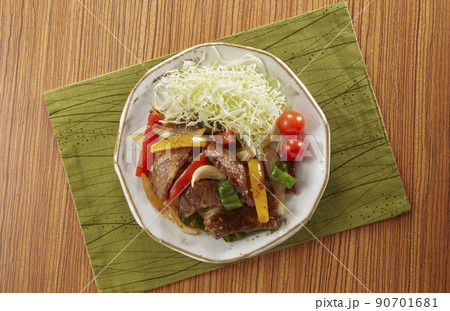 野菜と一緒に盛り付けた焼肉料理 90701681