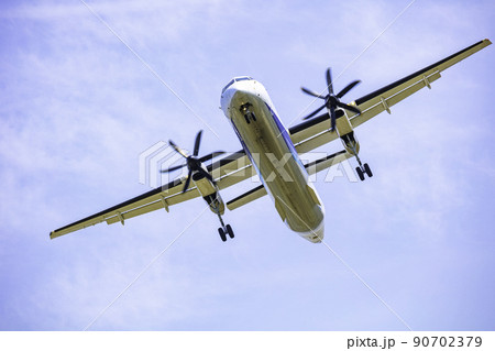 着陸する飛行機  ボンバルディアDHC8-Q400 90702379