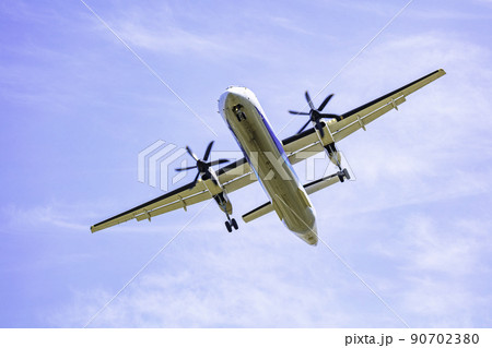 着陸する飛行機 ボンバルディアDHC8-Q400 着陸する飛行機 ボンバルディアDHC8-Q400 90702380