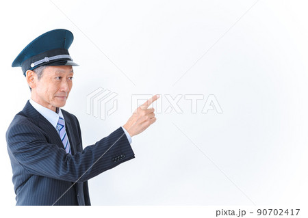 指差し確認をする高齢の車掌 90702417