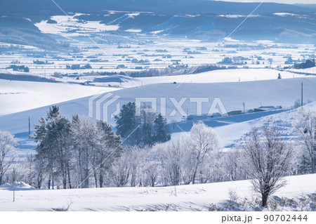 《北海道》上富良野の雪景色・千望峠の眺め 90702444