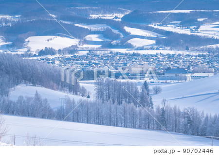《北海道》上富良野の雪景色・千望峠の眺め 90702446
