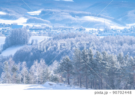 《北海道》上富良野の雪景色・千望峠の眺め 90702448