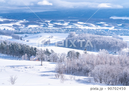 《北海道》上富良野の雪景色・千望峠の眺め 《北海道》上富良野の雪景色・千望峠の眺め 90702450