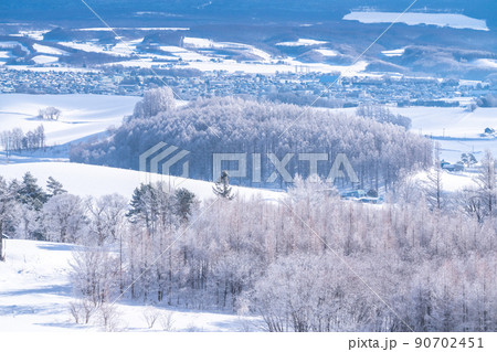 《北海道》上富良野の雪景色・千望峠の眺め 《北海道》上富良野の雪景色・千望峠の眺め 90702451