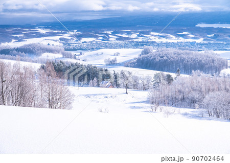 《北海道》上富良野の雪景色・千望峠の眺め 90702464