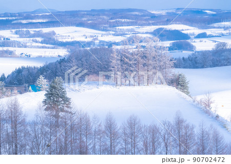 《北海道》上富良野の雪景色・千望峠の眺め 90702472