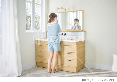女性 バスルーム 洗顔 女性 バスルーム 洗顔 90703394