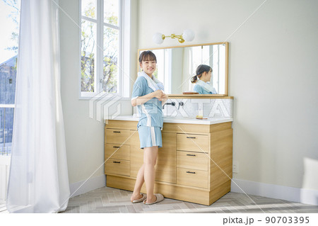 女性 バスルーム 洗顔 女性 バスルーム 洗顔 90703395