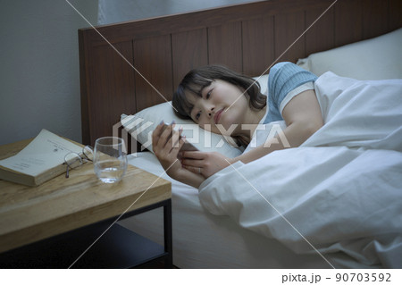 女性　寝る前のスマホ 90703592