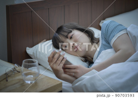 女性　寝る前のスマホ 90703593