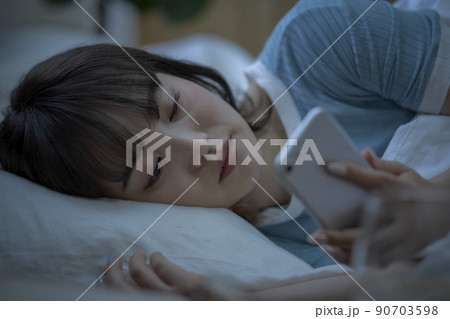 女性 寝る前のスマホ 女性 寝る前のスマホ 90703598