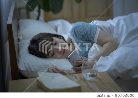 女性 寝る前のスマホ 女性 寝る前のスマホ 90703600