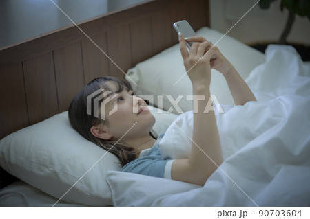 女性　寝る前のスマホ 90703604