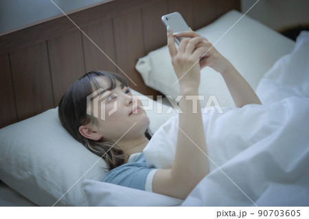 女性 寝る前のスマホ 女性 寝る前のスマホ 90703605