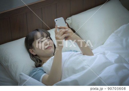 女性　寝る前のスマホ 90703608