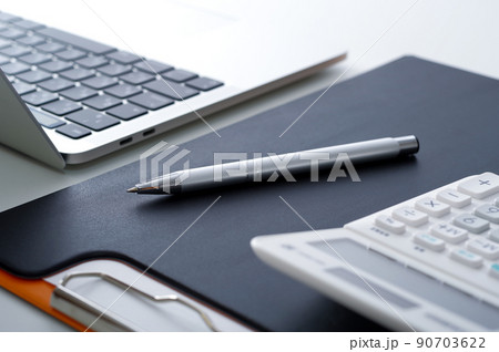 ボールペンと電卓 90703622