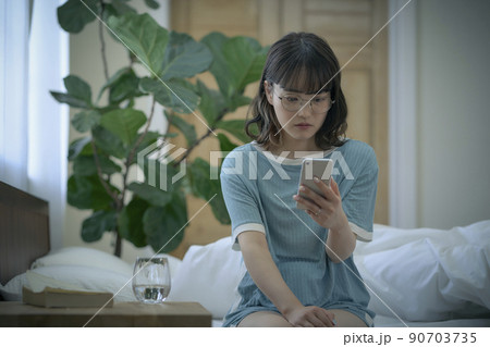 女性 寝起き スマホチェック 女性 寝起き スマホチェック 90703735