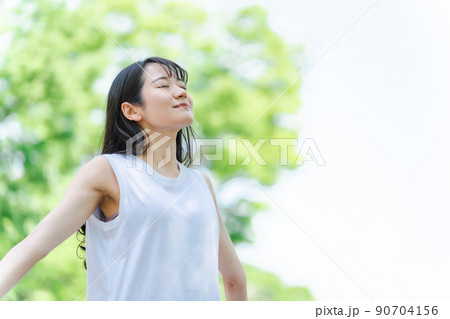 緑の中で深呼吸する日本人女性 緑の中で深呼吸する日本人女性 90704156